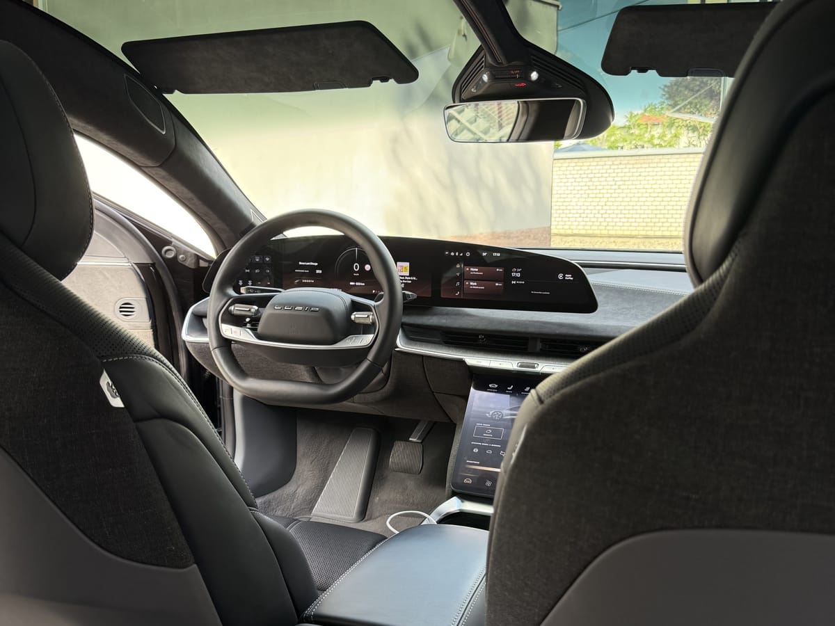 Interiér Lucid Air Grand Touring – volant, displeje a sedadla