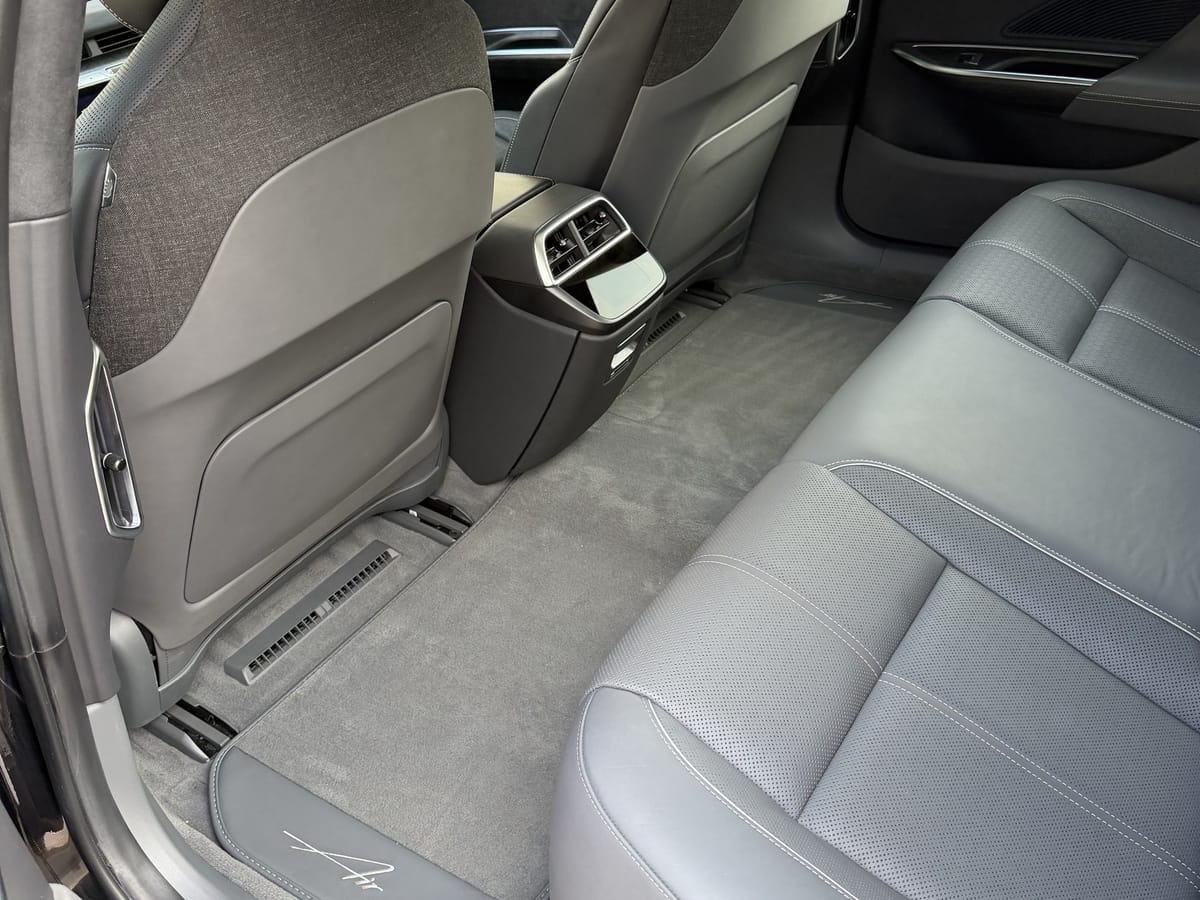 Zadní sedadla Lucid Air Grand Touring