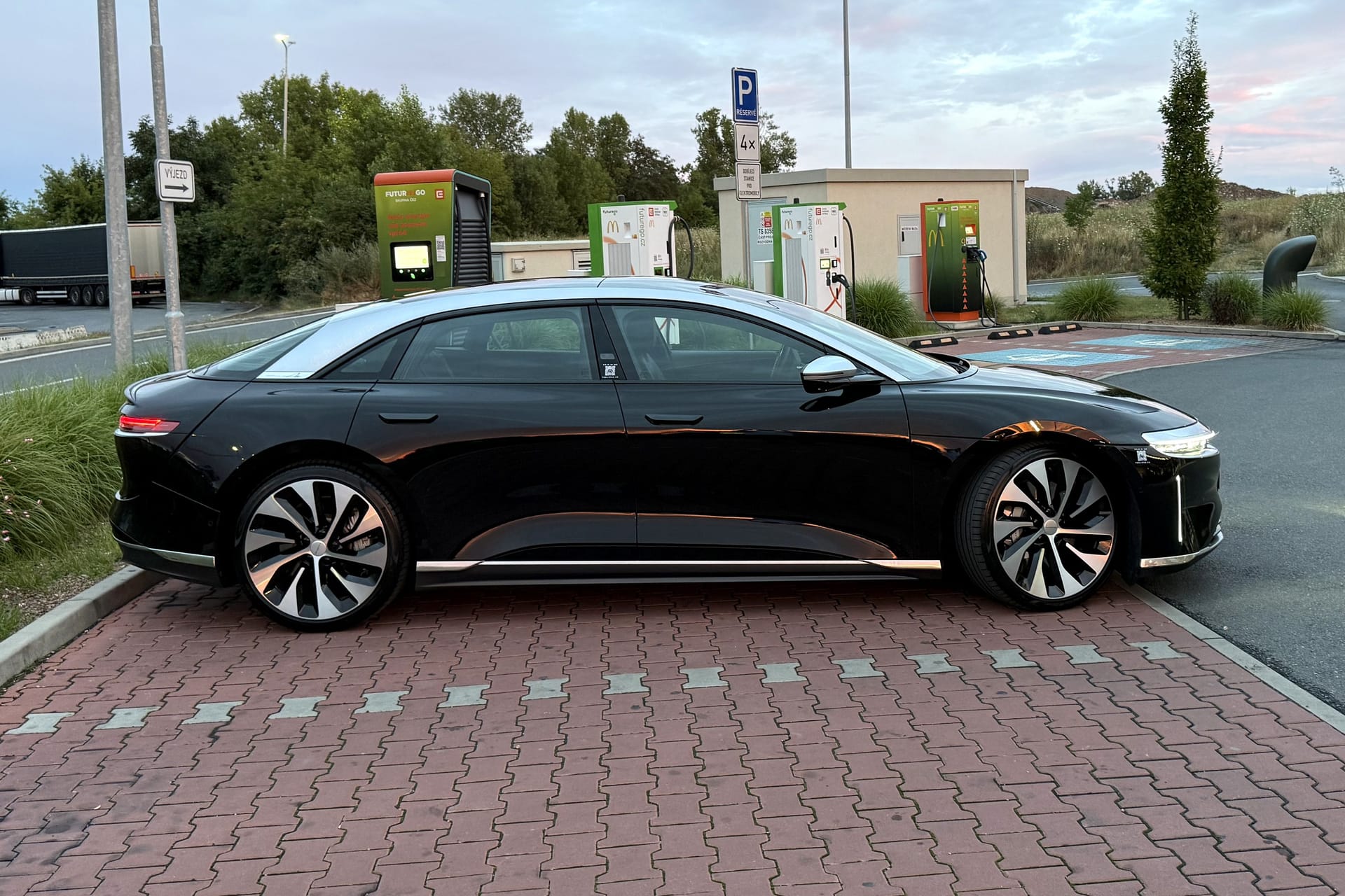 Lucid Air Grand Touring v černé barvě